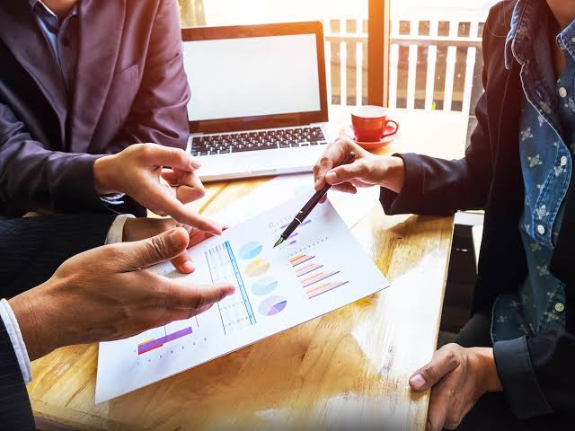 Análisis financiero y gráficas de desempeño empresarial